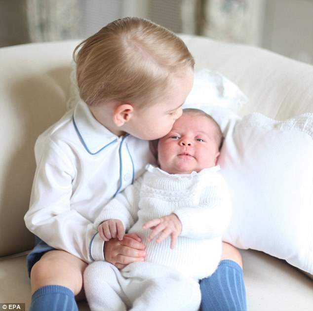 Những hình ảnh của hoàng tử bé Louis gợi nhớ đến hình ảnh đầu tiên của công chúa nhỏ Charlotte khi cũng được anh trai George ôm và hôn lên trán