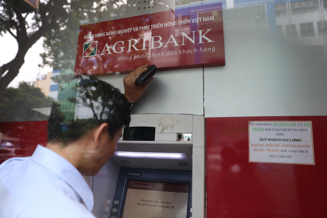 Từ 12/5, ngân hàng Nông nghiệp và Phát triển Nông thôn Việt Nam (Agribank) sẽ tăng phí rút tiền nội mạng từ mức 1.000 đồng lên 1.500 đồng/giao dịch