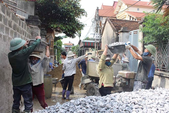 Những người phụ nữ bất chấp nắng mưa, hàng ngày vẫn đội hàng chục thúng đá, đổ bê tông không chỉ cho 1 nhà