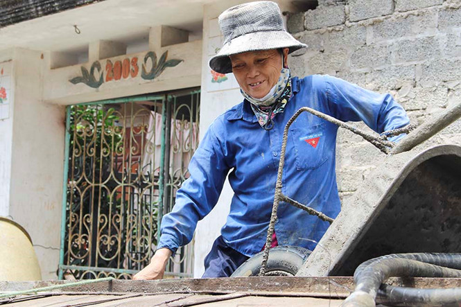 Mặc cho sự nặng nhọc của công việc tưởng chừng chỉ dành cho đàn ông, họ vẫn nở nụ cười sau những giờ làm việc mệt mỏi