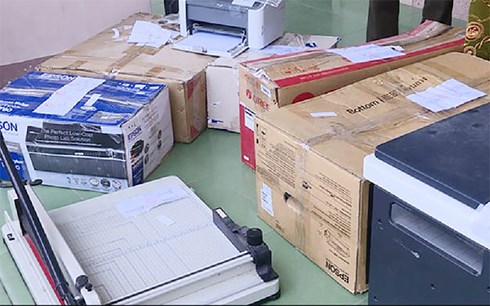 Nhiều máy photocopy và các tài liệu liên quan khác cũng bị cơ quan chức năng thu giữ để điều tra