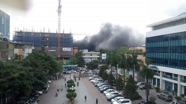 Đám cháy lớn xảy ra tại công trình bên trong khuôn viên Bệnh viện Việt Pháp