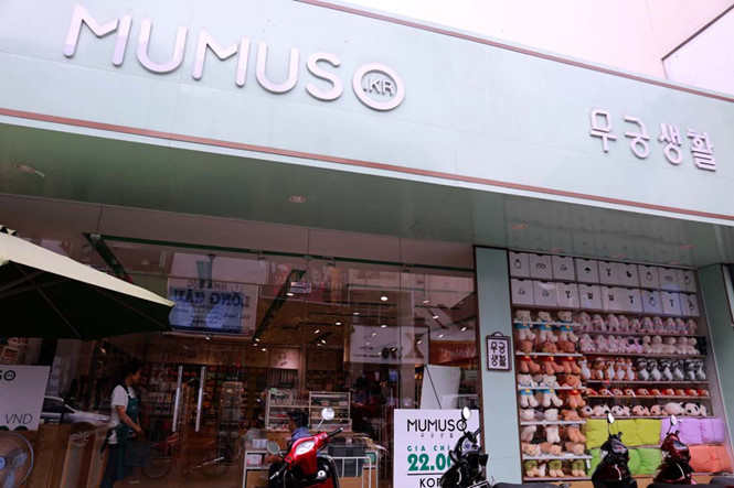 Tháng 3/2018, đài SBS và MBC (Hàn Quốc) đặt nghi vấn và chỉ ra hàng loạt bất thường cho thấy Mumuso là thương hiệu mạo danh Hàn Quốc