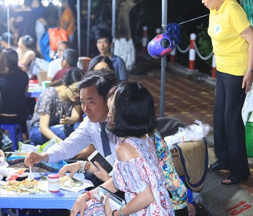 Đại sứ Phạm Sanh Châu - Trợ lý Bộ trưởng Bộ Ngoại giao, Đặc phái viên của Thủ tướng Chính phủ Việt Nam về các vấn đề UNESCO, Tổng Thư ký, Ủy ban Quốc gia UNESCO của Việt Nam cũng tới tham dự và thưởng thức nhiều món ăn đường phố