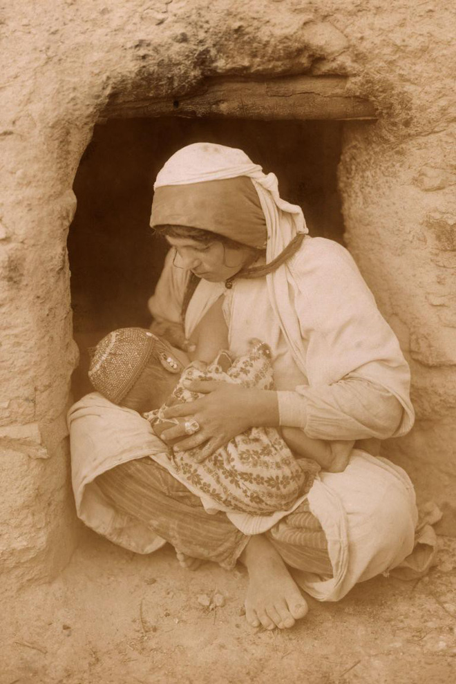 Một người mẹ ở Trung Đông đang cho con bú ngay trước cửa nhà của mình. Ảnh chụp bởi một nhiếp ảnh gia người Mỹ.