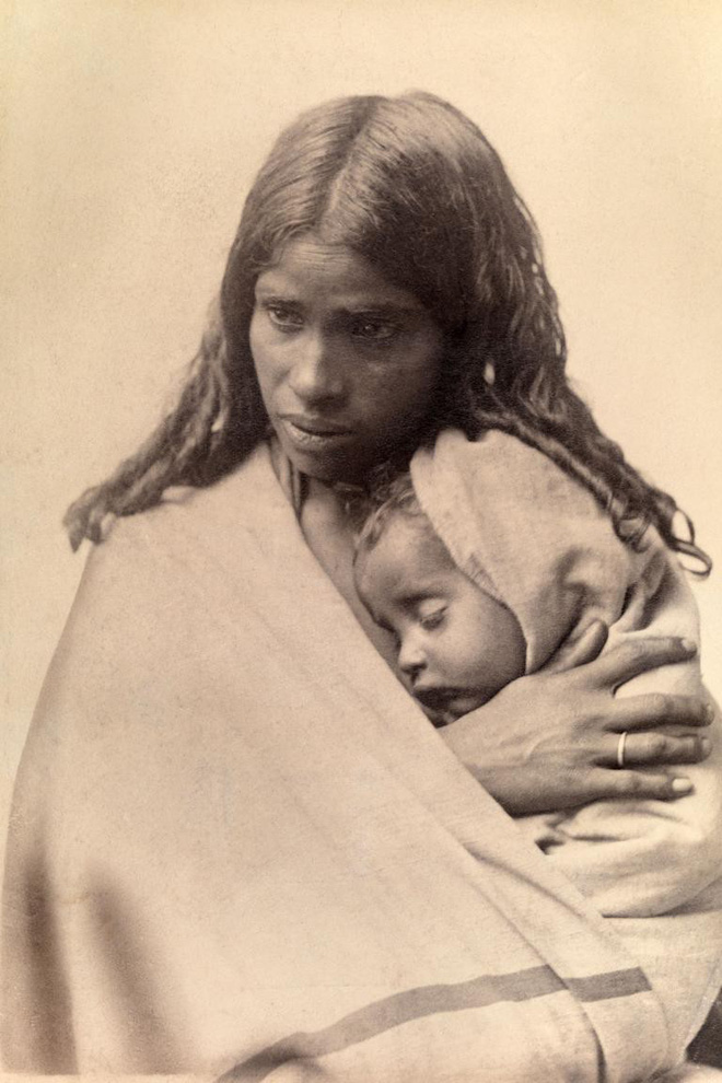 Em bé đang say ngủ trong vòng tay một người mẹ Madras, Ấn Độ. Cảnh tượng mềm tim như thế này ai mà không yêu cho nổi. Ảnh chụp bởi Eliza R. Scidmore.