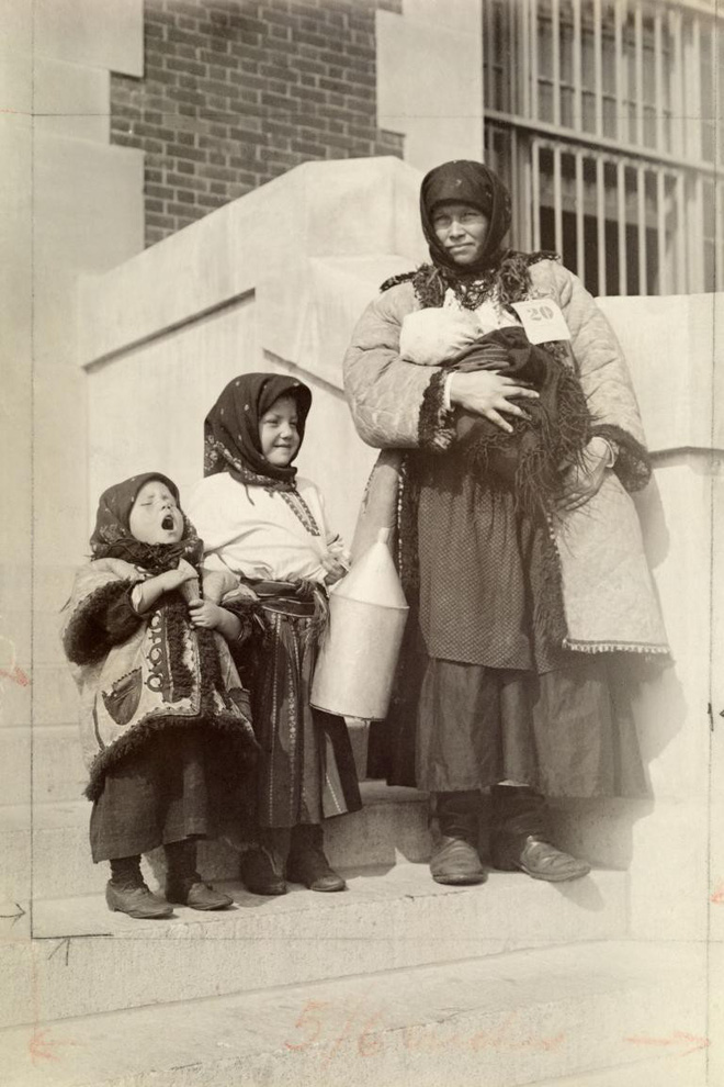 Người mẹ Hungari cùng 3 đứa con của mình vừa nhập cư vào Mỹ. Bọn trẻ còn rất ngơ ngác nhưng ánh mắt người mẹ thì tràn đầy hi vọng vào một tương lai tươi sáng ở phía trước. Ảnh chụp bởi Frederic C. Howe.