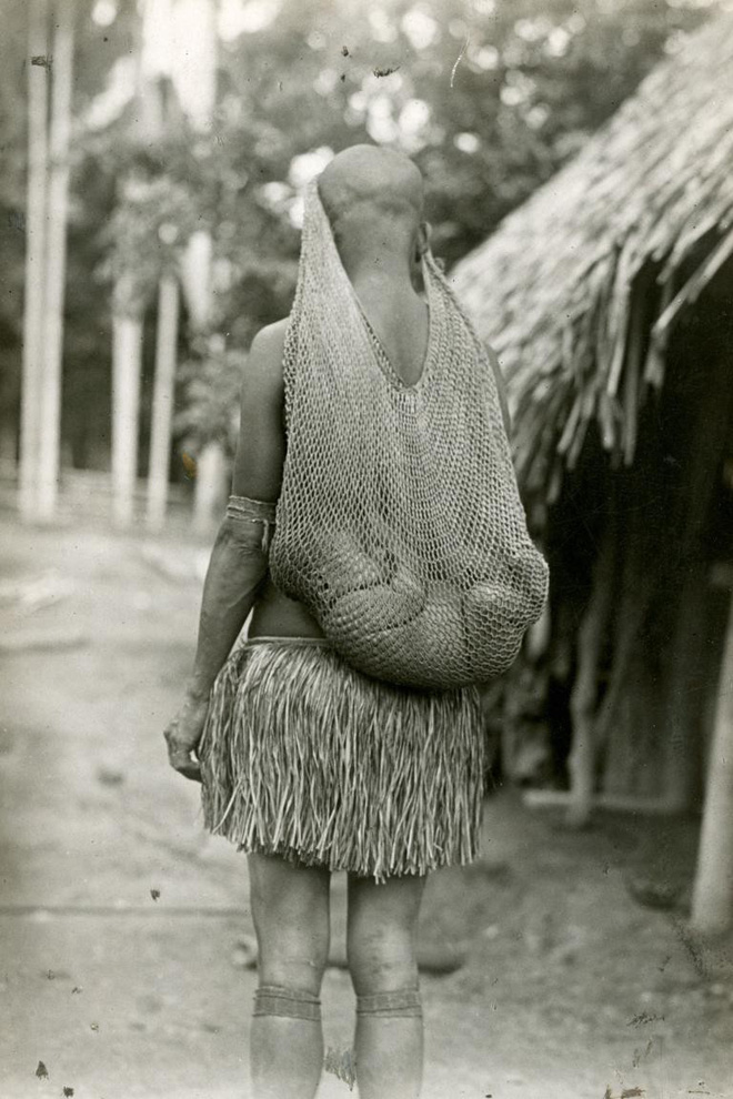 Một người mẹ địu đứa con của mình trong chiếc túi lưới đằng sau lưng ở Papua, New Guinea khiến người xem không khỏi ngạc nhiên. Em bé đang ở trong tư thế như hồi còn ở bụng mẹ vậy. Ảnh chụp bởi nhiếp ảnh gia A.B Lewis.