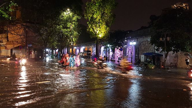 Khu vực chân cầu Long Biên lâm vào cảnh ngập nặng nề, người dân sinh hoạt khó khăn vì không thể về nhà