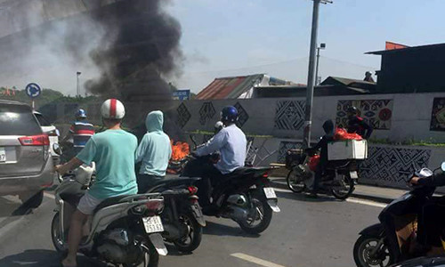 Vụ cháy khiến nhiều người tham gia giao thông bị hoảng hốt