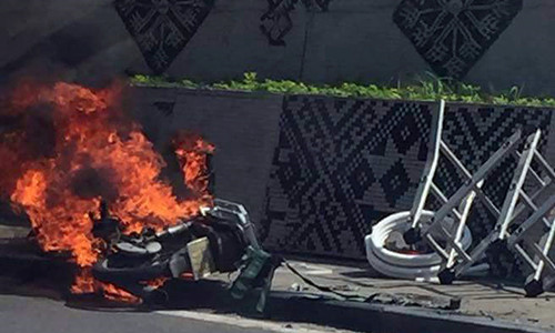 Chiếc xe máy đang lưu thông thì bất ngờ bị bốc cháy