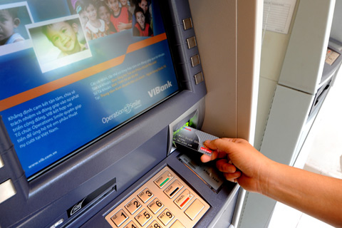 Động thái tăng phí rút tiền ATM của nhiều Ngân hàng khiến người dùng kịch liệt phản đối