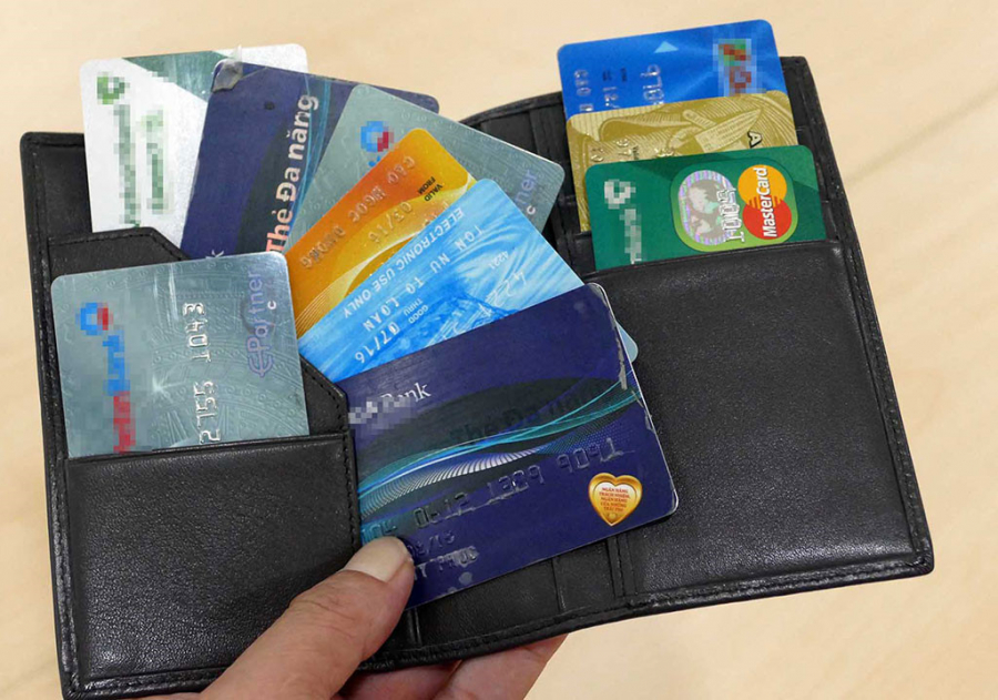 Mỗi chủ thẻ ATM phải gánh đến hàng chục loại phí dịch vụ khác nhau