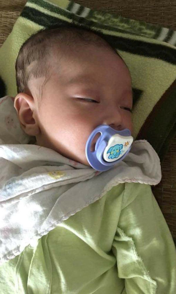 Bé trai 2 tháng tuổi bị mẹ bỏ rơi trên xe khách đi Tuyên Quang