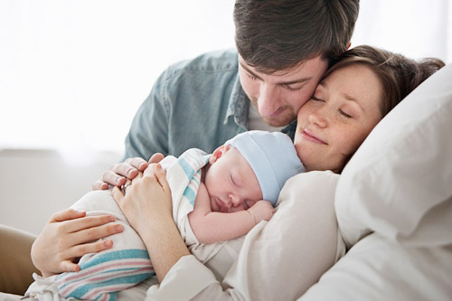 Luật hiện hành bổ sung thêm cả chế độ thai sản dành cho người cha