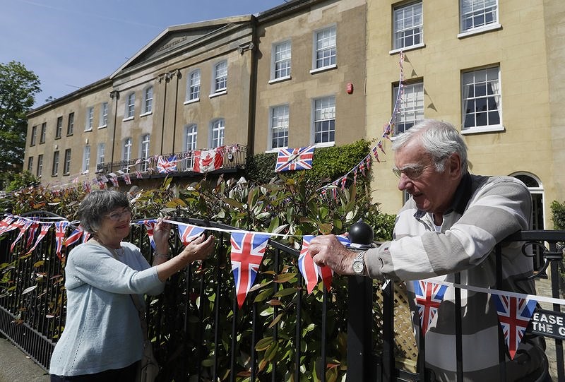 Khắp nơi ở Windsor đều phủ kín cờ Anh và hình ảnh của cặp đôi