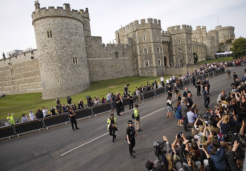 Hàng ngàn người và báo chí truyền thông đã tập trung trước lâu đài Windsor để chuẩn bị cho lễ cưới Hoàng gia diễn ra sau hơn 1 tiếng nữa