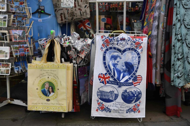 Nhiều món đồ lưu niệm in hình ảnh của cặp đôi Hoàng gia được bán ở Windsor