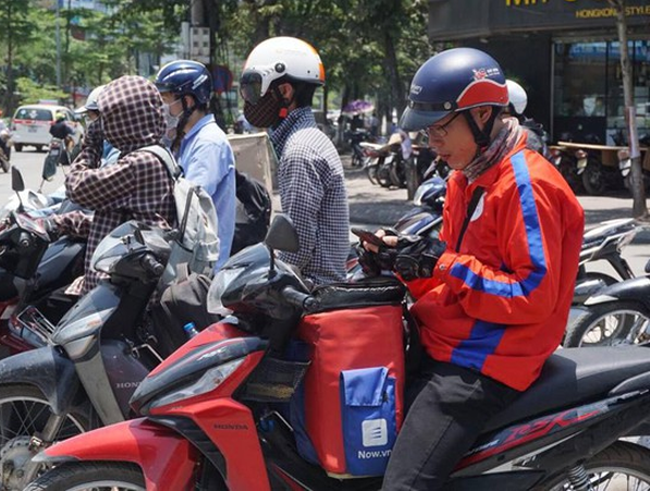 Đường phố nắng nóng gay gắt khiến người đi xe máy phải bịt kín mít, không phân biệt nam nữ