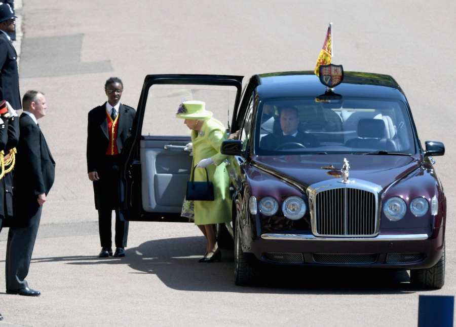 Siêu xe Bentley State Limousine đưa nữ hoàng Elizabeth tới nhà nguyện thánh St.George