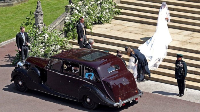 Chiếc xe Rolls Royce Phantom IV đưa Meghan tới lễ đường là chiếc xe chế tạo cho riêng nữ hoàng và bá tước vùng Edinburgh vào năm 1950 - thời điểm bà vẫn còn là công chúa Elizabeth.