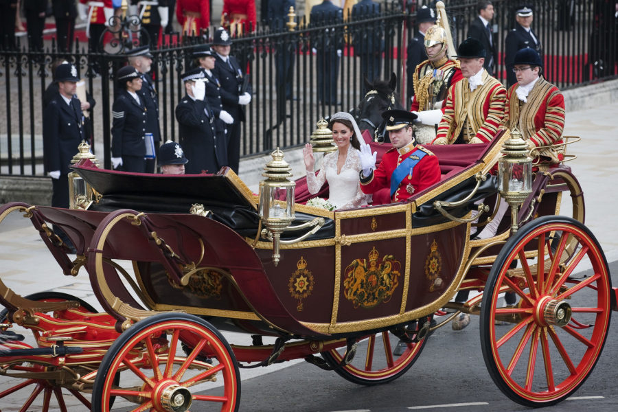 Trước đó, hoàng tử William và công tước Kate cũng sử dụng chiếc xe ngựa này trong đám cưới của mình