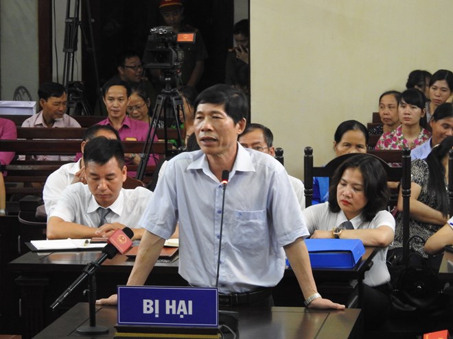 Phó Giám đốc Bệnh viện Đa khoa tỉnh Hòa Bình Hoàng Đình Khiếu đối chất tại tòa