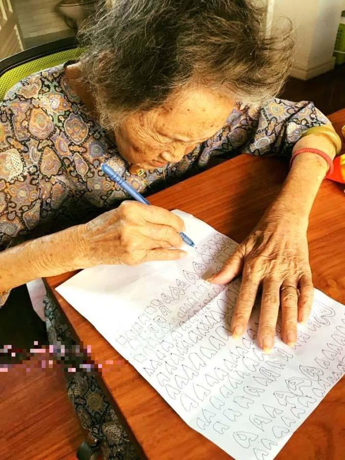 Bà lão cặm cụi vẽ từng chút một cho tròn đầy 1 000 trái tim để gửi cho chồng đã mất