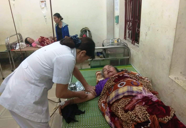 Cụ Sầm Thị Niên bị thương nặng nhất do bị sét đánh đang được cấp cứu tại Trung tâm y tế huyện Quỳ Hợp, Nghệ An