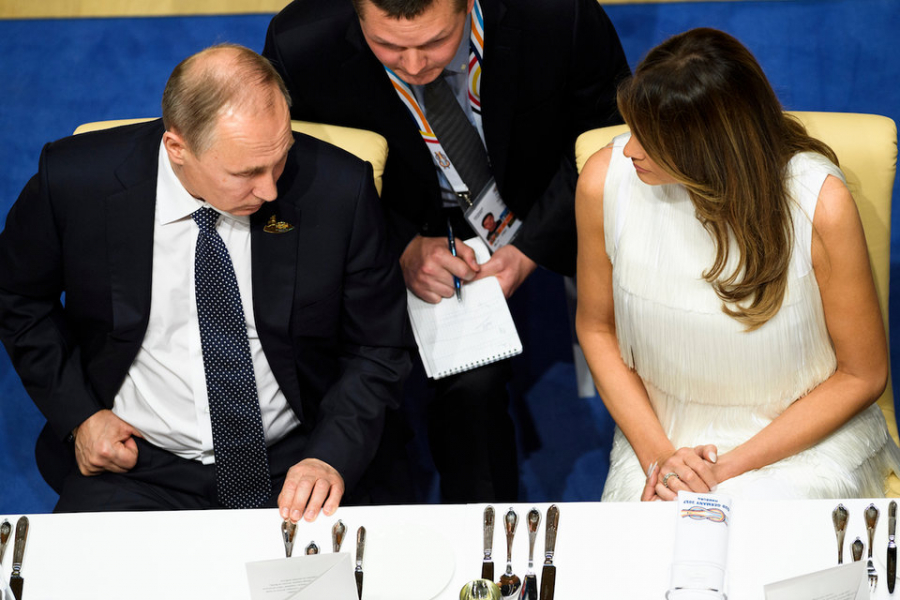 Hình ảnh ghi lại cuộc trao đổi giữa Tổng thống Nga Putin và Đệ nhất phu nhân Tổng thống Mỹ Melania Trump