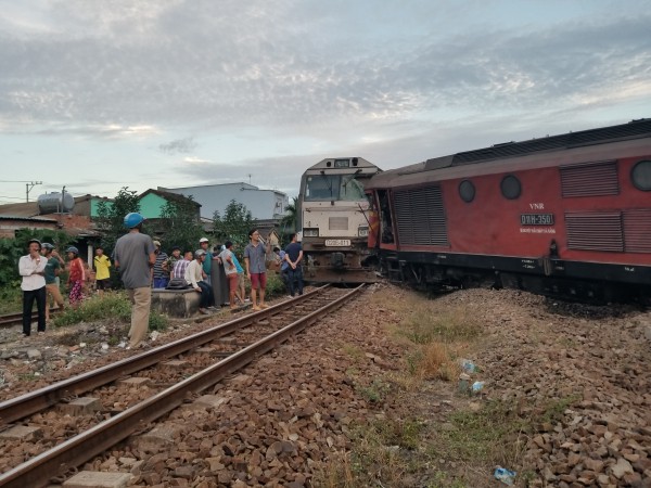 Vụ tai nạn đường sắt ở Quảng Nam, 2 tàu hàng tông nhau trực diện tại ray phụ