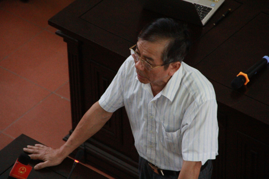 Người nhà nạn nhân Đinh Thị Thu Hằng phát biểu trước tòa