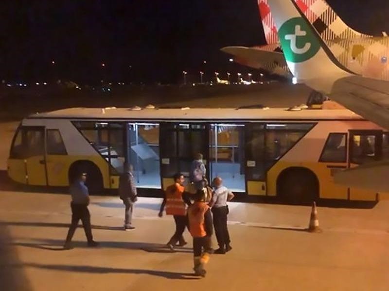 Nhân viên an ninh phải áp giải hành khách khỏi máy bay