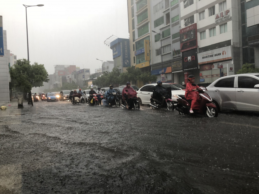 Các tuyến đường ngập nước lênh láng khiến người dân di chuyển khó khăn