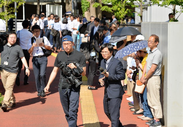 Rất đông người dân Nhật đã xếp hàng để vào xem xét xử vụ án