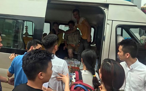 Gia đình nạn nhân đưa 3 mẹ con về nơi an nghỉ cuối cùng