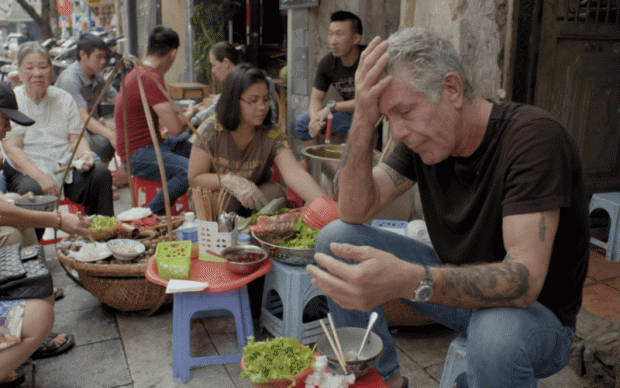 Những hình ảnh trong tập 8 của chương trình Part Unknown của ông về ẩm thực đường phố Việt Nam