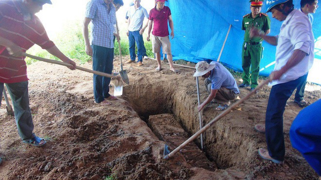 Gia đình quyết tâm khai quật mộ để tìm hiểu nguyên nhân cái chết của chị Hoa