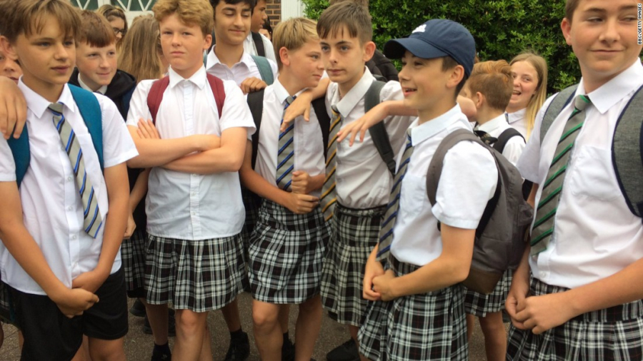 Ngôi trường tại Anh này cấm nam sinh mặc short nhưng có quyền được mặc váy