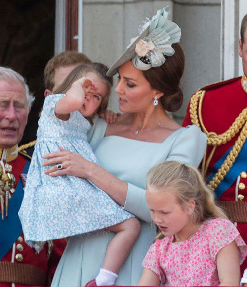 Công nương Kate đã vỗ về an ủi công chúa để không ảnh hưởng đến sự kiện