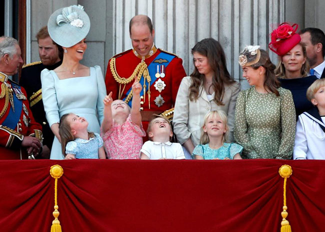 Hoàng gia Anh cùng đứng trên ban công ngắm lễ diễu binh mừng sinh nhật Nữ hoàng Elizabeth lần thứ 92