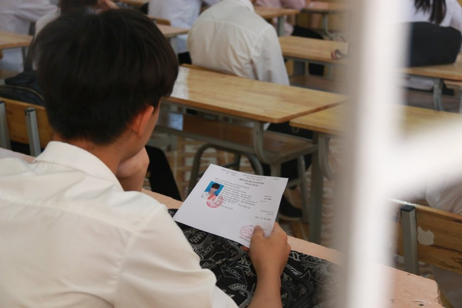 Thầy giáo là giám thị tại điểm thi THPT Vân Nội, Đông Anh đã làm lọt cả 2 đề thi Toán và Văn ra ngoài khi giờ thi chưa kết thúc