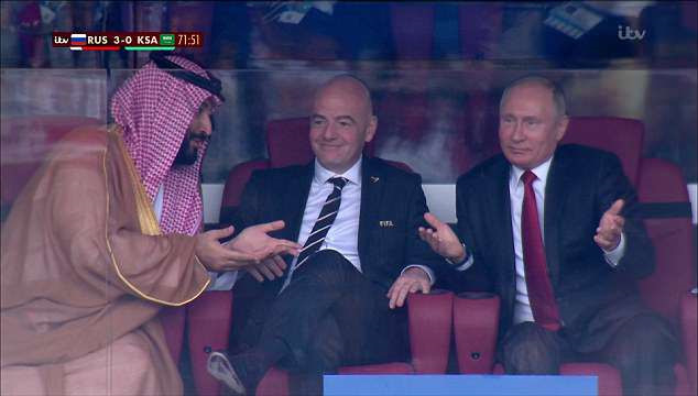 Ông Putin ngồi cạnh Chủ tịch Liên đoàn bóng đá quốc tế FIFA Gianni Infantino và Thái tử Ả Rập Xê út Mohammed bin Salman Al Saud