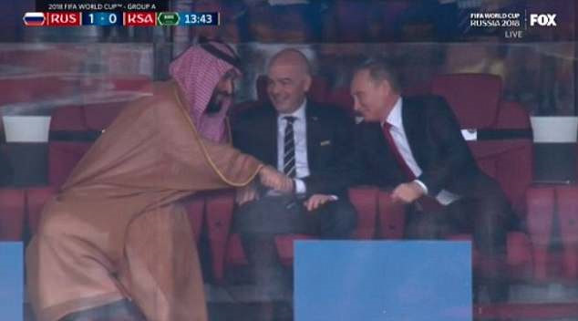 Khi Ả rập để thủng lưới bàn đầu tiên, ông Putin quay sang bắt tay 