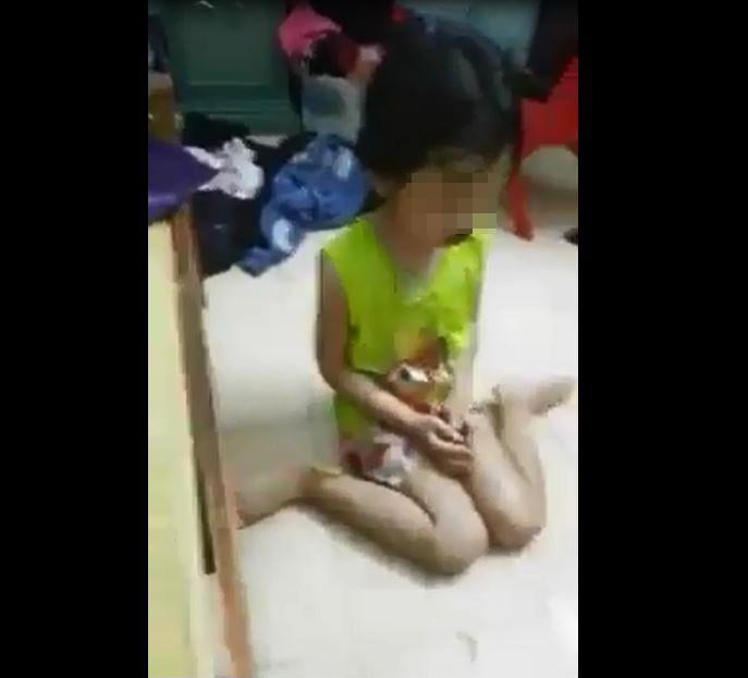 Cháu bé ngồi quỳ khóc lóc khi bị mẹ đánh chửi rồi livestream trên Facebook