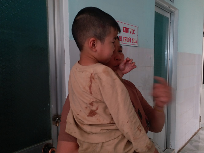 Áo trên người bé Nguyễn Trung Hiếu (5 tuổi) còn dính máu