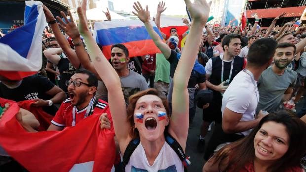 Cổ động viên từ khắp nơi kéo về các sân vận động lớn của Nga để theo dõi giải bóng đá lớn nhất hành tinh World Cup 2018