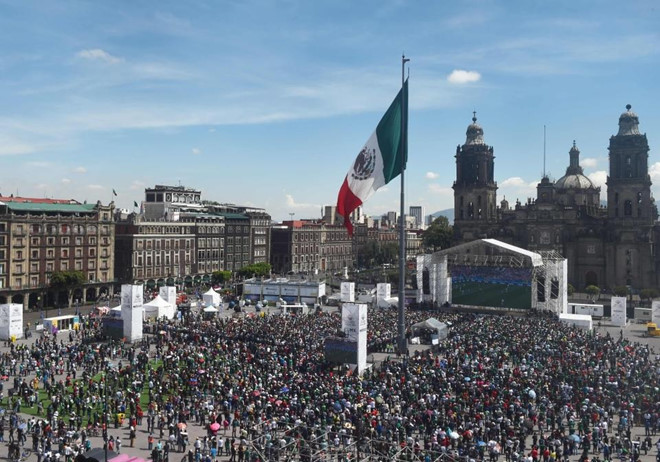Hàng nghìn cổ động viên Mexico đã tràn ra đường để theo dõi diến biến của đội nhà. Chính họ là những người đã tạo nên cơn địa chấn tại Mexico City