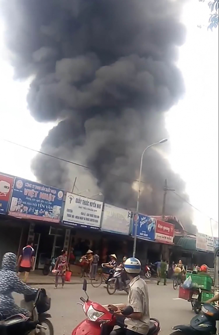 Cột khói cao bốc lên từ chợ Sóc Sơn