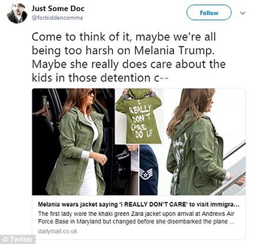Rất nhiều bài viết trên Twitter đã gay gắt chỉ trích bà Melania khi mặc chiếc áo này